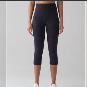 Lululemon Free To Flow Crop leggings pants 
Midnight Navy / White size 6